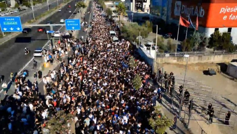 VIDEO/ Fansat në pritje të Kanye West, ‘pushtojnë’ rrugën dytësore Tiranë-Durrës!