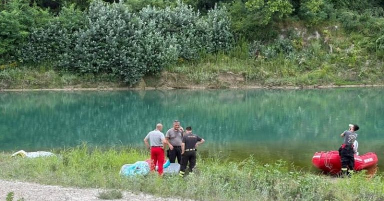 E rëndë në Itali/ U fut në lumë për të shpëtuar djalin e tij, 38-vjeçari merret nga rryma e ujit dhe humb jetën