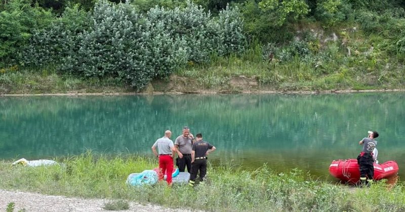 E rëndë në Itali/ U fut në lumë për të shpëtuar djalin e tij, 38-vjeçari merret nga rryma e ujit dhe humb jetën