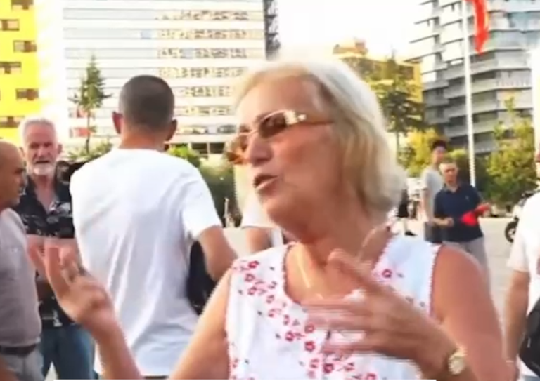 “E mi, ky b*thëziu që erdhi,” qytetarja në protestë kalon në racizëm ndaj Kanye West