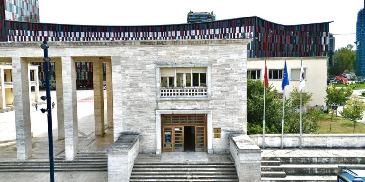 Skandali i Universitetit të Tiranës: Si u shkruajt rregullorja që mbron plagjiatorët