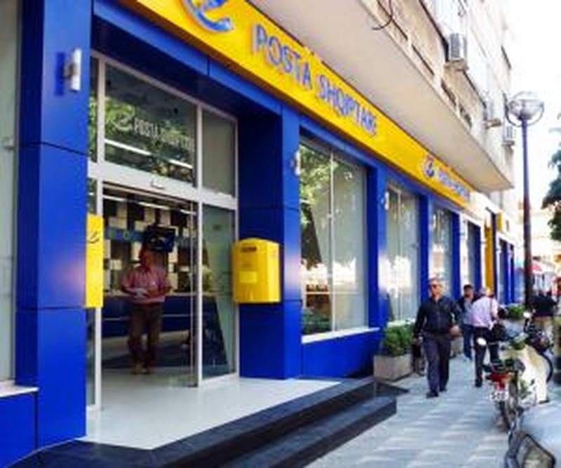 Dyshohet se vodhën mijëra euro në filialin në Durrës, ndalohen drejtoresha e Postës Shqiptare dhe dy vartëset e saj