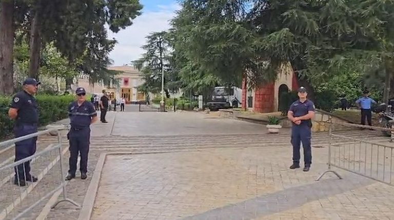 Sot seancë plenare, Kuvendi rrethohet me barriera metalike dhe forca policie