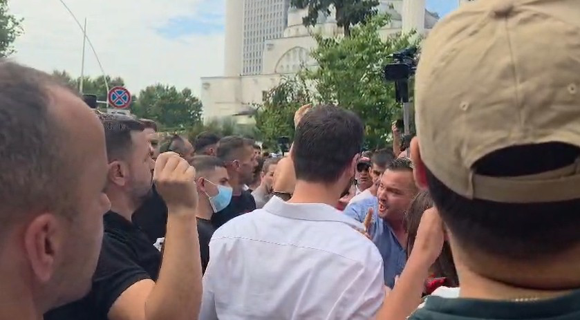 Adriatik Lapaj u bashkohet protestuesve para parlamentit, ata e përzënë