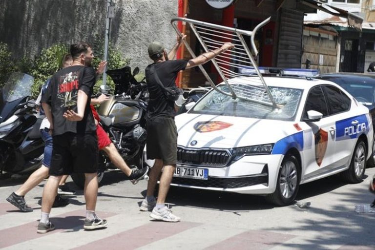 Goditën policinë, deputetët dhe një gazetar, 19 të arrestuar pas protestës te Kuvendi