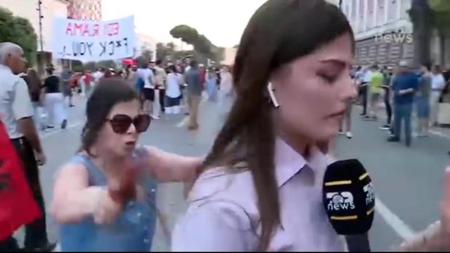 Gazetarja e Top News u sulmua fizikisht nga protestuesit teksa raportonte live, AGSH: Cenim i rëndë i lirisë së medias