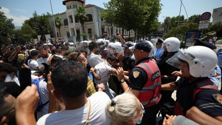Gjuha dëshmon krizën e besimit mes politikës dhe shoqërisë