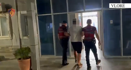 Qarkullonte me armë dhe me radio si ajo e policisë, arrestohet 32-vjeçari në Vlorë