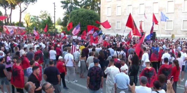 35 ditë tubim para Kryeministrisë! Protestuesit mblidhen në shesh dhe nisin marshimin, bashkohen edhe ata nga Diaspora