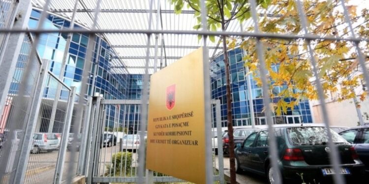 Në kërkim nga SPAK për dosjen “Plumbi i artë”, ekstradohet nga Gjermania ish-sekretarja e gjykatës Denada Toda