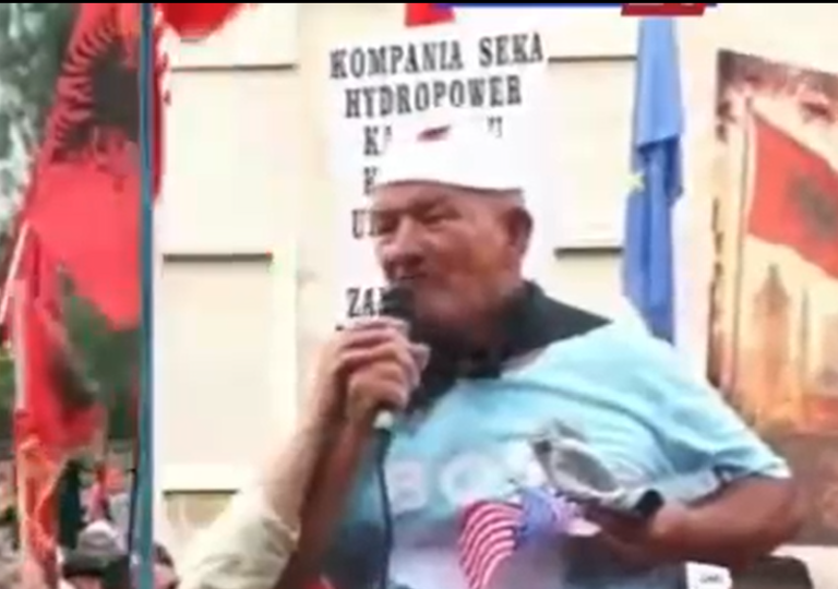 “Hiq dorë nga Vlora se do të q**më robt!”,vlonjati shpërthen në ofendime para protestuesve, mes të cilëve ka gra dhe fëmijë