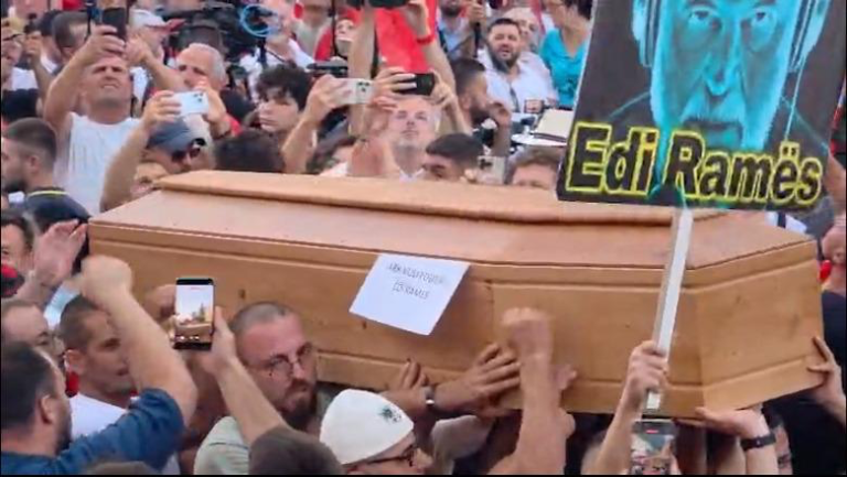 Arkivoli në tubim, Lamallari: S’mund të përdoret si dekor proteste, sidomos në sy të fëmijëve! Braçe: Shqipëria e re me këtë pamje është ekstremiste