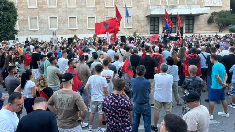 Republika e britmës dhe heshtja e qytetarit
