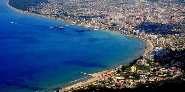 Europa “zbarkon” në Vlorë: Turistët e huaj preferojnë qytetin bregdetar për pushime