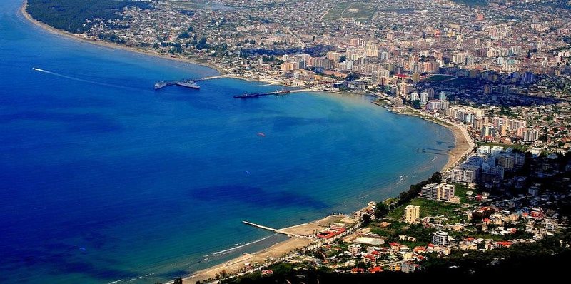 Europa “zbarkon” në Vlorë: Turistët e huaj preferojnë qytetin bregdetar për pushime