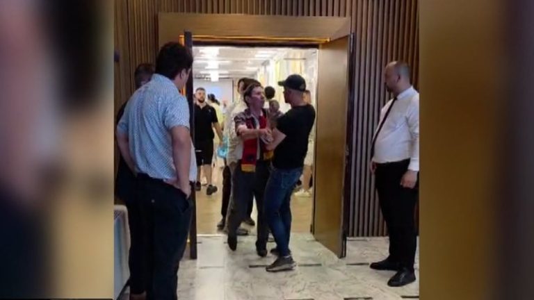 Ish-deputeti Jenisheri merr pjesë Kuvendin Kombëtar të protestës, nxirret me dhunë nga rojet e sigurisë