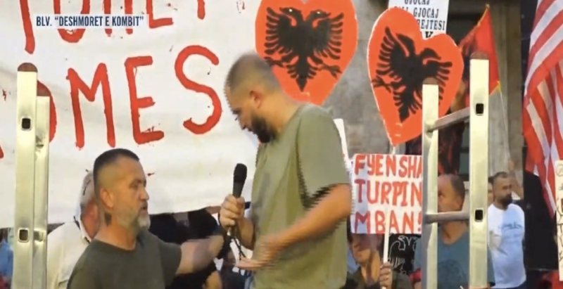 VIDEO/ Pas Kuvendit, dhuna zhvendoset në shesh, protestuesit përleshen me njëri-tjetrin