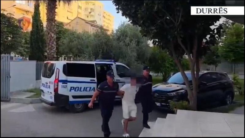 Banesa e 20-vjeçarit bazë armësh për grupet kriminale, sekuestrohen kallashnikov, pistoleta dhe qindra fishekë