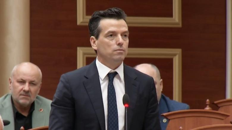 Aktivisti Dritan Alsela ‘skanon’ Agron Shehajn: Kali i Trojës së sistemit, rrijini larg! Është si Berisha në vitet ‘90