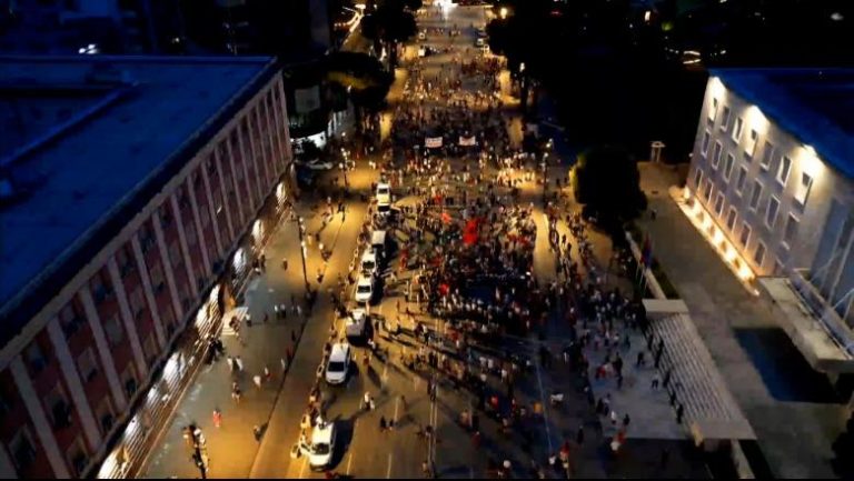 Sa përfaqësues i një proteste rinore është një Kuvend Kombëtar me moshë mesatare mbi 45 vjeç?