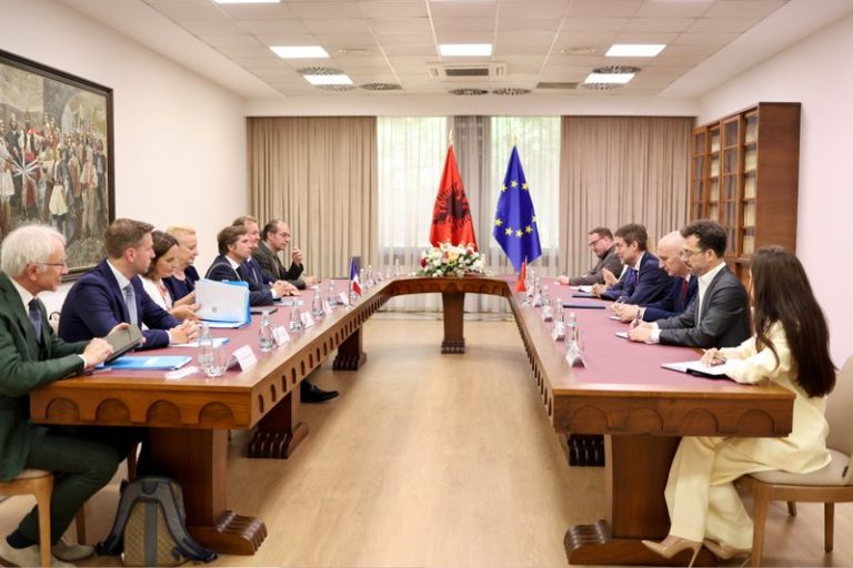 Hoxha pret parlamentarët francezë: Mbështetja e Francës, e rëndësishme për perspektivën evropiane të Ballkanit Perëndimor