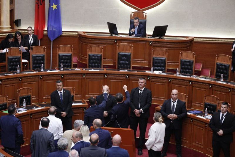 Kaosi vazhdon në Kuvend, opozita nuk lëshon foltoren! Peleshi: Respektoni rregulloren, seanca ndërpritet sërish!