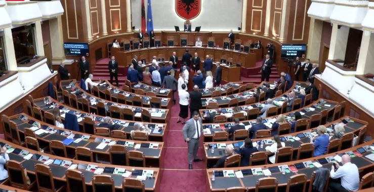 Seanca plenare shtyhet për të enjten pas tensioneve