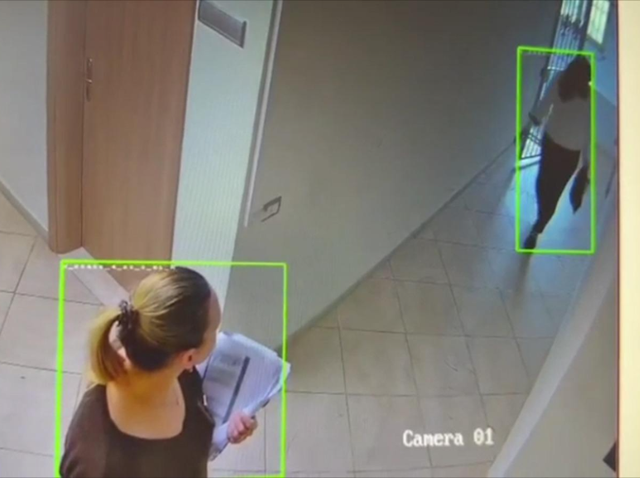 Video/ Para me thasë nga Posta Shqiptare në Durrës, momenti kur ish-shefja e financës ‘zbraz’ arkën dhe largohet!