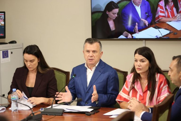 Balla: Vendimet për Aeroportin e Vlorës dhe Zvërnecin i firmosi Sali Berisha