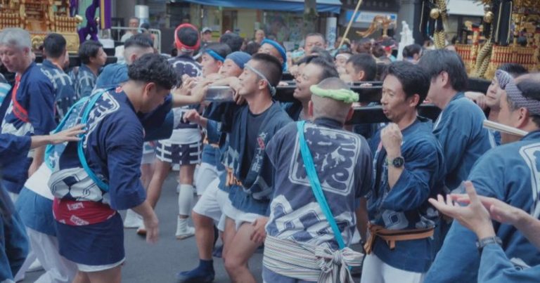Gratë ankohen për “ngacmim nga qimet”, burrat në Tokio të Japonisë me të shkurtra në punë