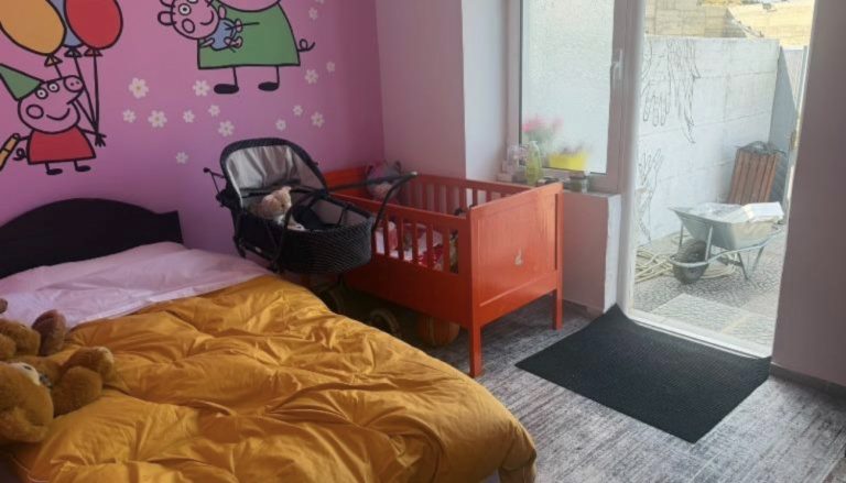 Nëna e tre fëmijëve të mitur në burgun e Ponjkës, me të dhe foshnja 1-vjeçe! Nesër seancë urgjente në Gjykatën e Tiranës. Begaj vë në dispozicion faljen presidenciale