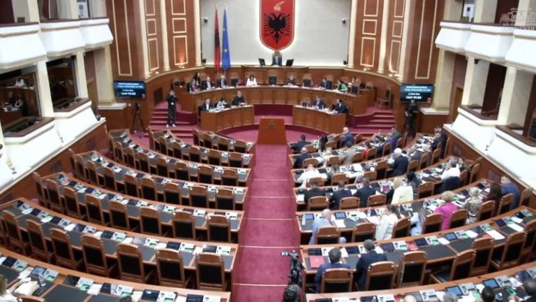 PS ‘porosi’ deputetëve socialistë për të mos u larguar nga Tirana/ Një tjetër seancë plenare më 30 korrik, zbulohen temat e diskutimit