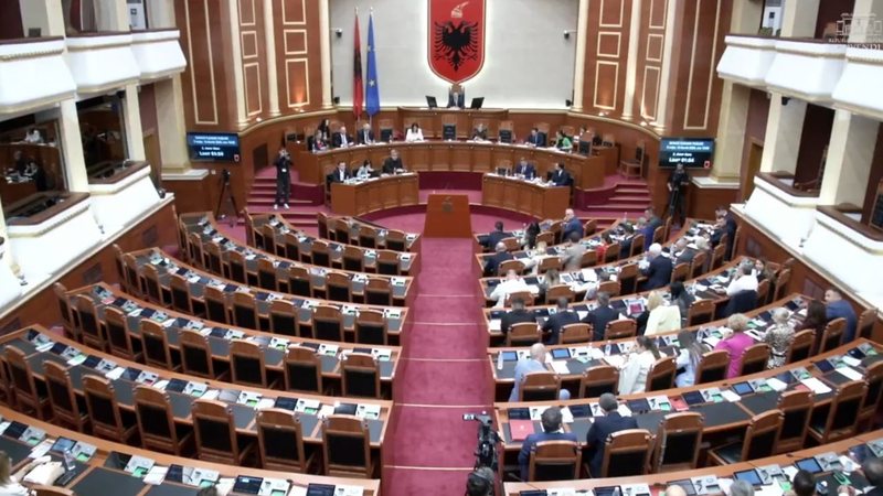 PS ‘porosi’ deputetëve socialistë për të mos u larguar nga Tirana/ Një tjetër seancë plenare më 30 korrik, zbulohen temat e diskutimit