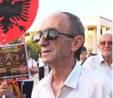 I moshuari nga protesta: Saliu dhe deputetët e opozitës të ngujohen në Parlament!