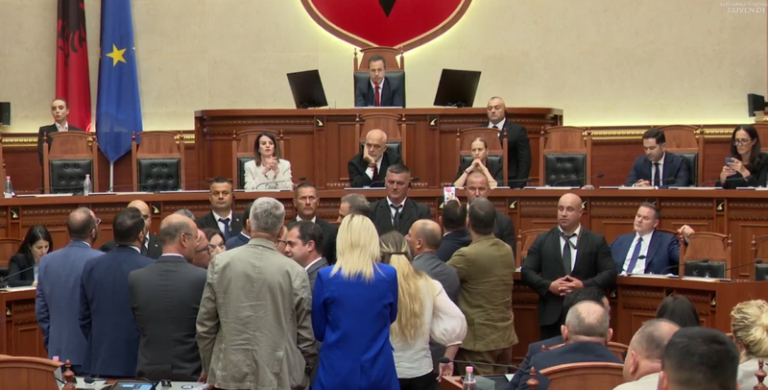 Opozita bllokon foltoren, mazhoranca miraton propozimin e Ballës për kalimin direkt në votim
