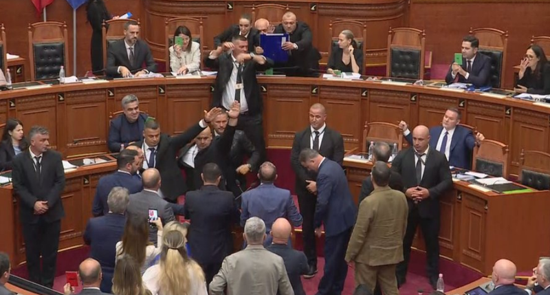 Hodhi ujë drejt Ramës, Gazment Bardhi përjashtohet nga seanca
