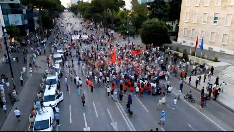 FOTO/ Pas përplasjeve me policinë, pjesëmarrje e ulët edhe në protestën e pasdites