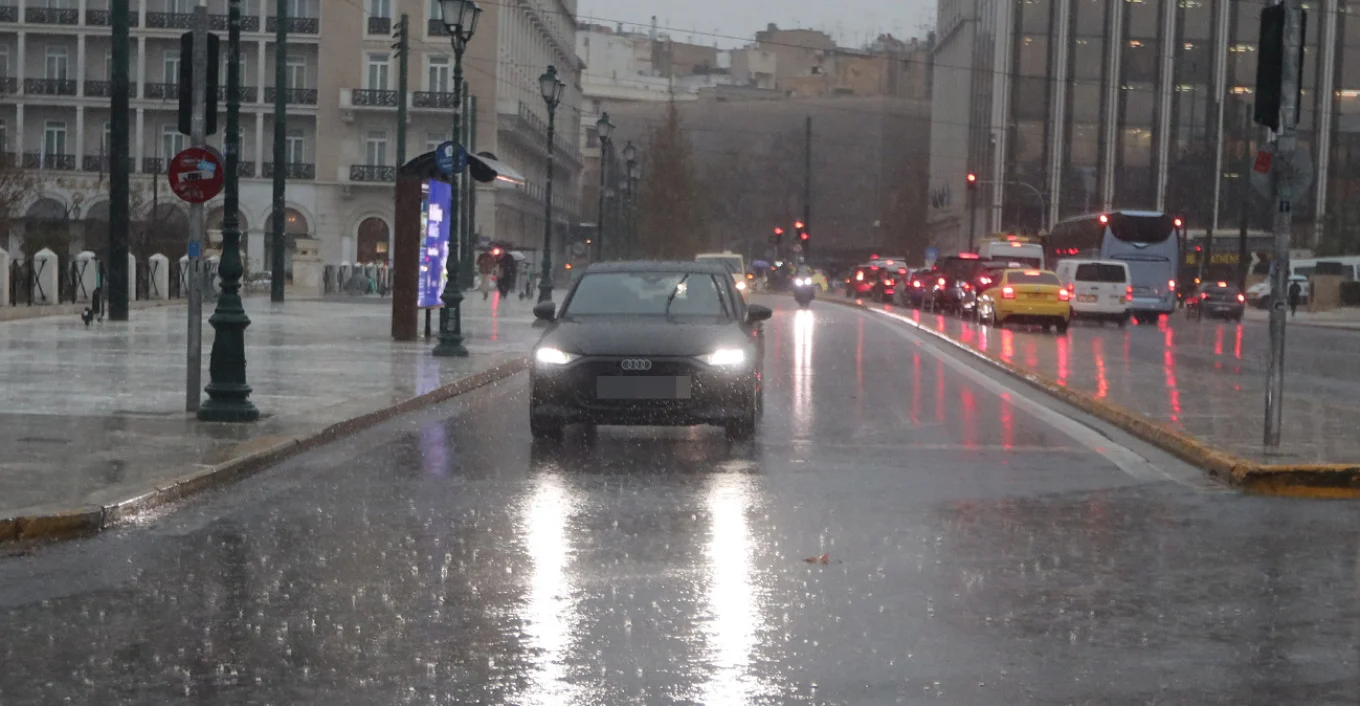 Stuhia e fuqishme godet Greqinë, mbi 100 mijë shkarkime elektrike në Athinë