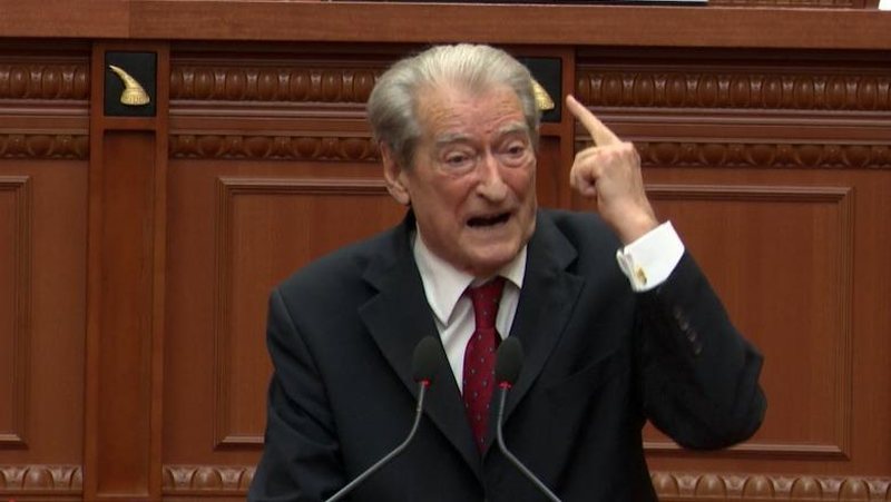 Berisha tha se ndaj protestuesve u përdorën lëndë kimike, Spaho: Gënjen me qëllim, në pushtet nuk vihet me broçkulla