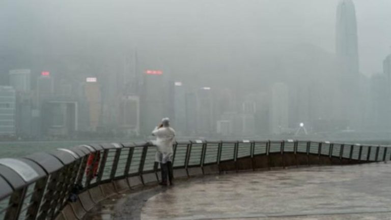 Mbi 715 mijë të evakuuar dhe qindra fluturime të anuluara: Tajfuni më i fuqishëm i vitit godet Kinën dhe Hong Kongun