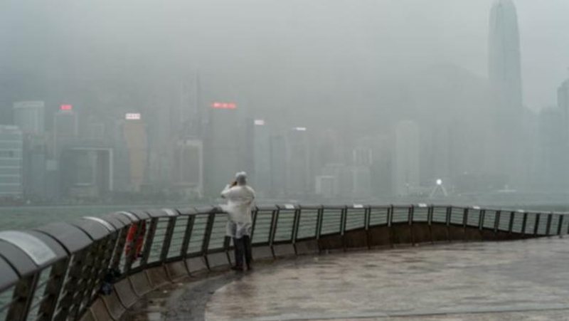 Mbi 715 mijë të evakuuar dhe qindra fluturime të anuluara: Tajfuni më i fuqishëm i vitit godet Kinën dhe Hong Kongun