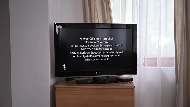 Televizioni publik në Hungari, i lidhur me Orban, ndërpret transmetimin me këtë mesazh: Ju kërkojmë ndjesë që ju kemi mashtruar!