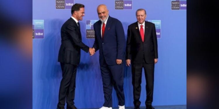 Atletet e kryeministrit marrin vëmendje në Samit, “The Guardian”: Një tjetër moment nga “moda e NATO-s