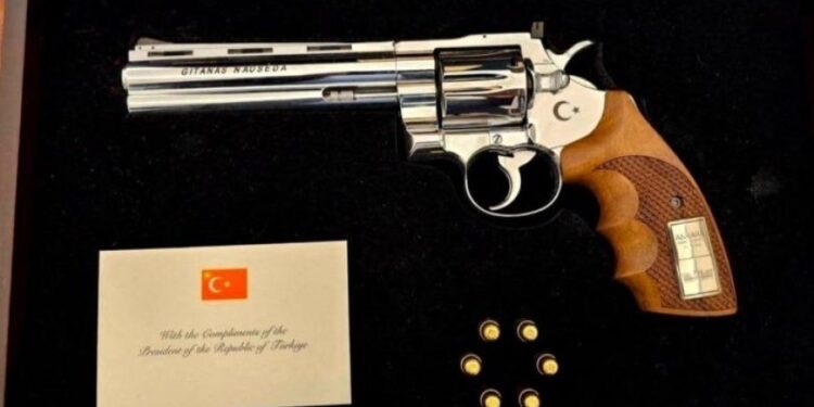 Ia dhuroi Erdogani! Revolveri i Edi Ramës do të vendoset në muzeun e Kryeministrisë