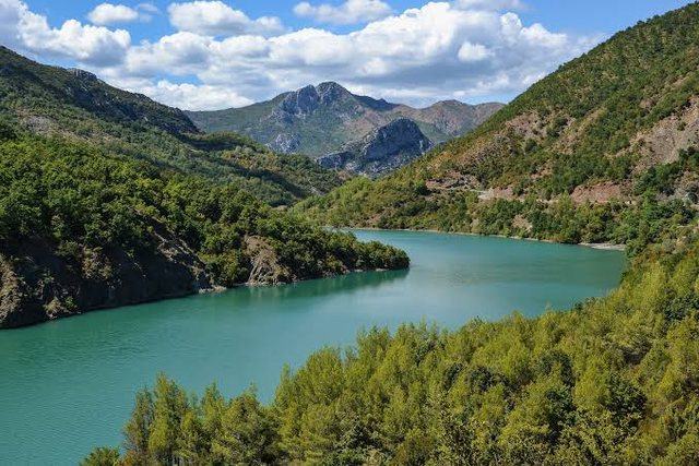 Tragjike në Klos, 33 vjeçari bie nga shkëmbi dhe mbytet në lumin Mat!