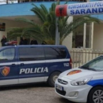 Dhunuan dhe kërcënuan me thikë oficerin e Policisë në Sarandë, shpallen në kërkim 3 autorët