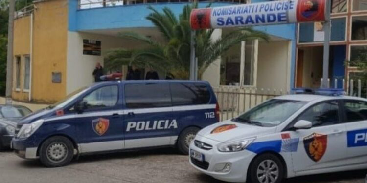 Dhunuan dhe kërcënuan me thikë oficerin e Policisë në Sarandë, shpallen në kërkim 3 autorët