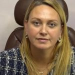 Drejtoresha e postes Elisabeta Mataj që vodhi 700 mijë euro të pensionistëve luan në kazino