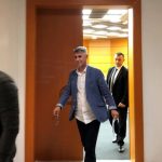 Gjyqtari i GJKKO Dhimitër Lara u fuste duart grave në autobus dhe u tregonte…, i arrestuar për vepra të turpshme, si e kaloi Vetingun, hamshorllëqet dhe vendimet që i rrëzohen nga Gjykata e Lartë