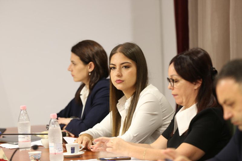 PD kërkoi deklaratë kundër ministres serbe / Sara Mila përplaset me Haxhinaston “Pseudopatriotë, ju votuat kundër Shqipërisë në BE”